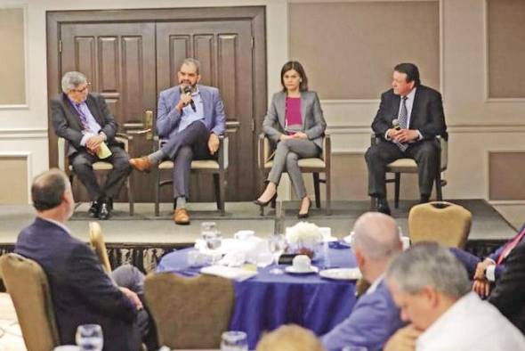 Panel con Juan Sosa, presidente del US Panamá Business Council; Ana Margarita Reyes, subadministradora de la AMP, y Jack Miller, presidente de Stress Engineering Services Inc. Panel con Juan Sosa, presidente del US Panamá Business Council; Ana Margarita Reyes, subadministradora de la AMP, y Jack Miller, presidente de Stress Engineering Services Inc.