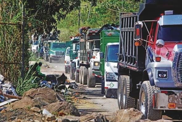 Camiones de recolección de basura llegan al relleno a cielo abierto de Cerro Patacón. Camiones de recolección de basura llegan al relleno a cielo abierto de Cerro Patacón.