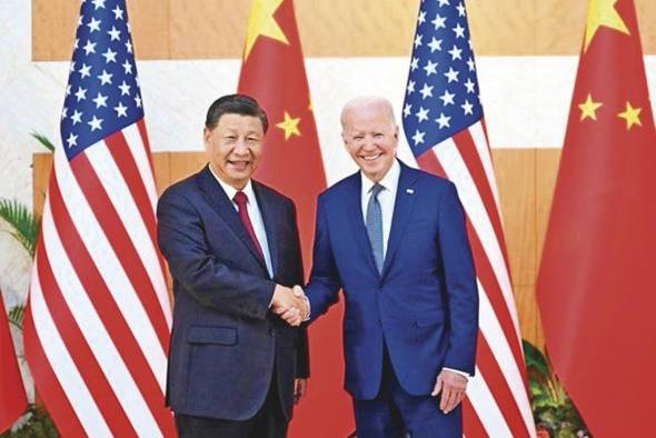 El presidente de la República Popular China, Xi Jinping (izquierda), y su homólogo de Estados Unidos, Joe Biden (derecha), estrechan sus manos, tras la reunión. El presidente de la República Popular China, Xi Jinping (izquierda), y su homólogo de Estados Unidos, Joe Biden (derecha), estrechan sus manos, tras la reunión.