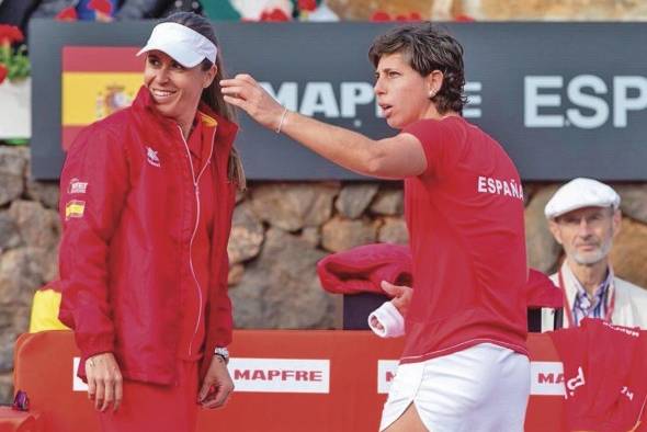 La tenista Carla Suárez y la capitana del equipo español Anabel Medina. La tenista Carla Suárez y la capitana del equipo español Anabel Medina.