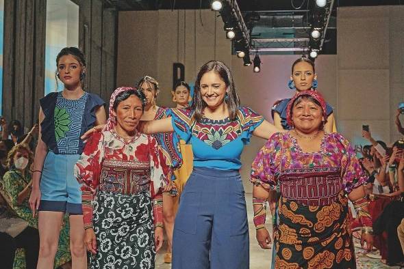 La diseñadora Diana Arcila junto a su equipo de trabajo. La diseñadora Diana Arcila junto a su equipo de trabajo.