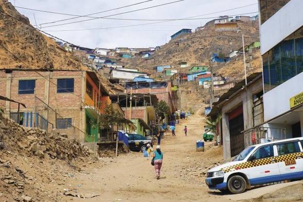 En Lima, 1.5 millones de ciudadanos no cuentan con acceso a agua potable ni alcantarillado. En Lima, 1.5 millones de ciudadanos no cuentan con acceso a agua potable ni alcantarillado.