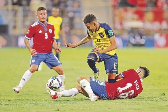 Bayron Castillo (amarillo) disputando un partido ante Chile. Bayron Castillo (amarillo) disputando un partido ante Chile.