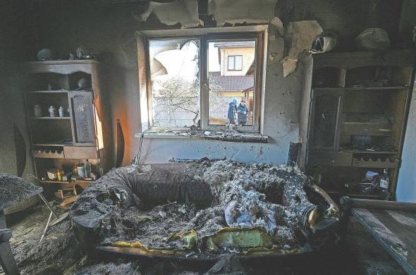 Una vista interior de una casa dañada por los bombardeos en el distrito de Osokorky, en el sureste de Kiev.