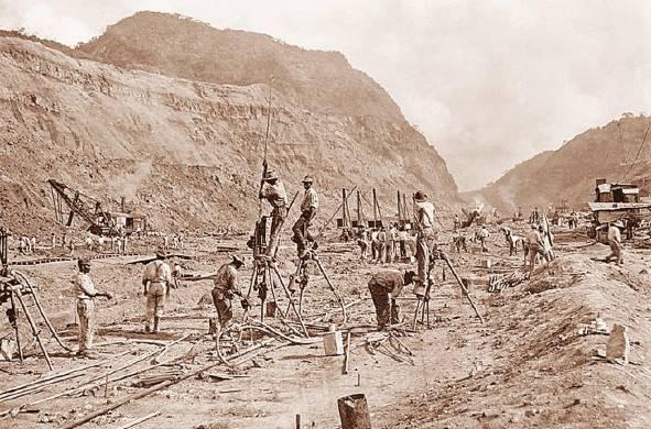 Trabajadores del Canal francés en medio de las obras para el proyecto.