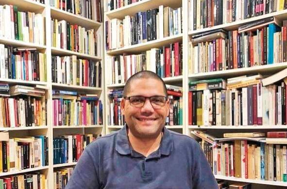 El escritor Pedro Crenes Castro El escritor Pedro Crenes Castro