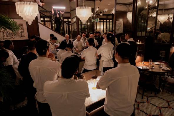 El equipo de cocina se reúne en el salón principal de Caleta para hacer las pruebas de la cena. El equipo de cocina se reúne en el salón principal de Caleta para hacer las pruebas de la cena.