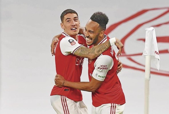 En la primera semifinal de la más reciente edición, se enfrentaron el Arsenal londinense y el gran favorito y actual campeón, Manchester City. En la primera semifinal de la más reciente edición, se enfrentaron el Arsenal londinense y el gran favorito y actual campeón, Manchester City.