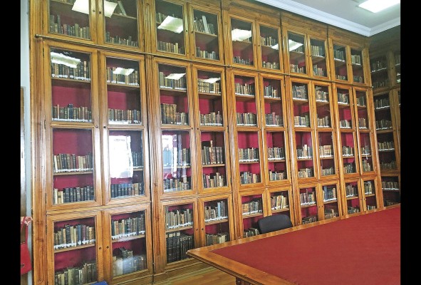 La biblioteca cuenta con hermosos mobiliarios que preservan los valiosos archivos que allí reposan. La biblioteca cuenta con hermosos mobiliarios que preservan los valiosos archivos que allí reposan.