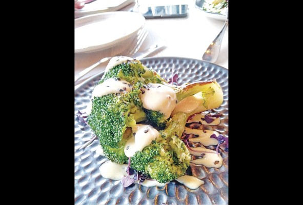 Brócoli caramelizado con salsa tahini Brócoli caramelizado con salsa tahini