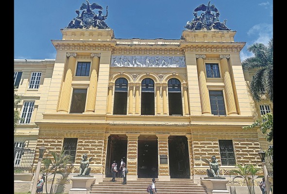 El instituto Nacional, cuna de grandes intelectuales que han aportado al desarrollo del país. El instituto Nacional, cuna de grandes intelectuales que han aportado al desarrollo del país.