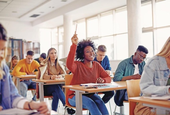 La Universidad inició sus labores en el caserón del Instituto Nacional y así continuó durante algunos años. La Universidad inició sus labores en el caserón del Instituto Nacional y así continuó durante algunos años.