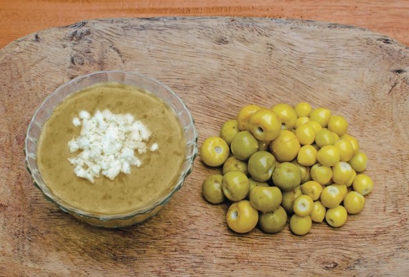 La pesá de nance se sirve con queso blanco y se come preferiblemente tibia. La pesá de nance se sirve con queso blanco y se come preferiblemente tibia.