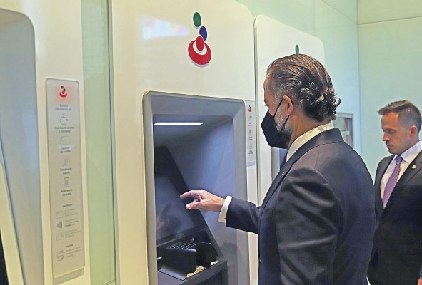 Dispone de cajeros inteligentes en los cuales se pagan las tarjetas o hacen depósitos en efectivo. Dispone de cajeros inteligentes en los cuales se pagan las tarjetas o hacen depósitos en efectivo.