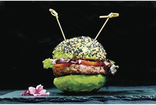 Avo burger, con todo sus aderezos Avo burger, con todo sus aderezos
