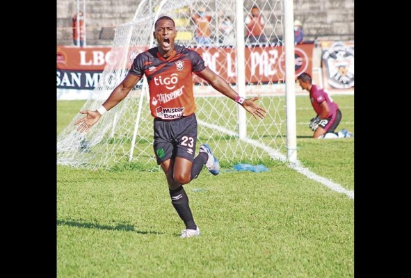 Nicolás Muñoz fue el goleador del CD Águila de El Salvador en los dos últimos torneos. Muñoz representó el 48,15% de todos los goles del equipo aguilucho, anotando 27 goles en los 21 partidos de liga que disputó. Nicolás Muñoz fue el goleador del CD Águila de El Salvador en los dos últimos torneos. Muñoz representó el 48,15% de todos los goles del equipo aguilucho, anotando 27 goles en los 21 partidos de liga que disputó.