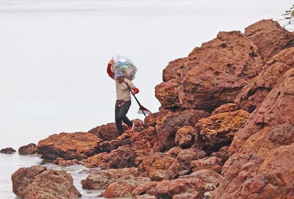 Panamá descarga al mar 102,229 toneladas de basura de las cuales unas 61,553 al año provienen de actividades humanas en zonas urbanas. Panamá descarga al mar 102,229 toneladas de basura de las cuales unas 61,553 al año provienen de actividades humanas en zonas urbanas.