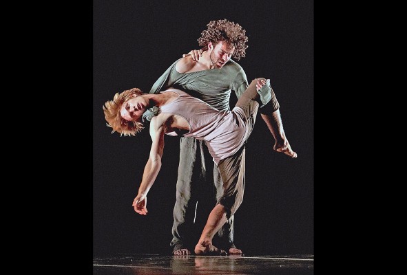 Sharon Fridman y Arthur Bernard Bazin en “Hasta donde?” Sharon Fridman y Arthur Bernard Bazin en “Hasta donde?”