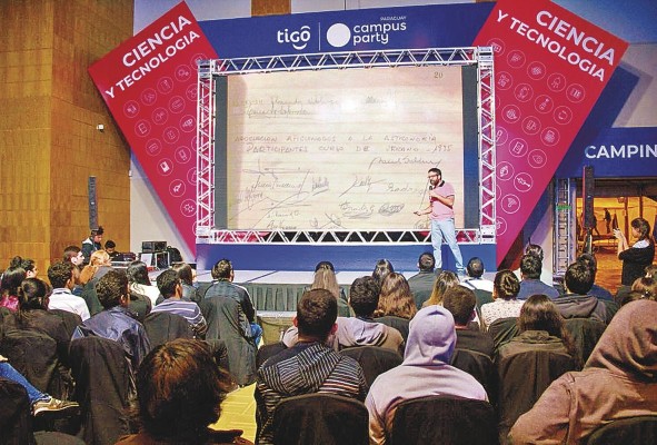 Campus Party se define como “un movimiento social global que trabaja en ideas para reiniciar el planeta”. Campus Party se define como “un movimiento social global que trabaja en ideas para reiniciar el planeta”.