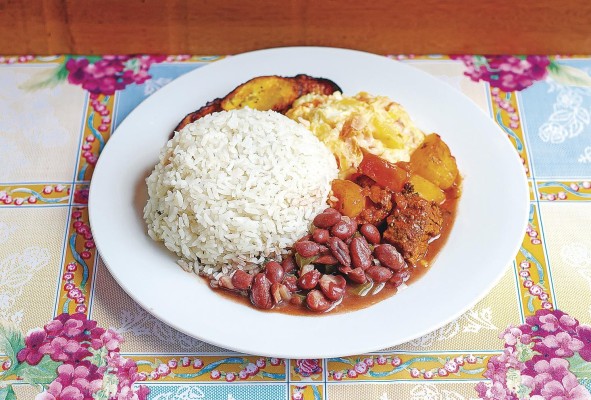 Criolla El arroz blanco, acompañado de frijoles (porotos) y carne de res, es uno de los platos más consumidos en la cocina casera y popular. No faltan las tajadas. Criolla El arroz blanco, acompañado de frijoles (porotos) y carne de res, es uno de los platos más consumidos en la cocina casera y popular. No faltan las tajadas.