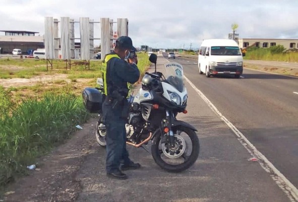 Un agente de la Policía de Tránsito realiza un operativo de velocidad en la vía Interamericana en Panamá. Un agente de la Policía de Tránsito realiza un operativo de velocidad en la vía Interamericana en Panamá.