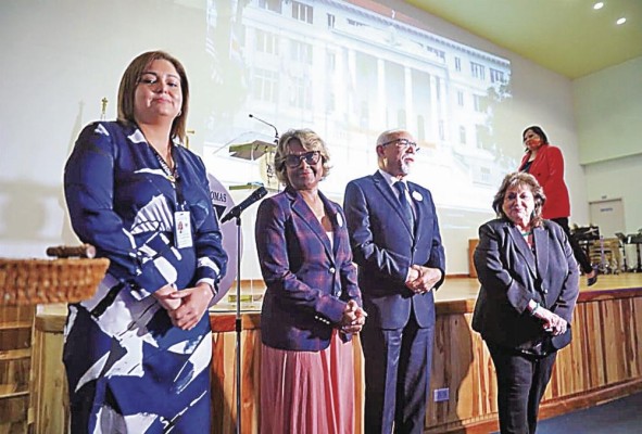 Ana Belén Araúz, secretaria de la comisión Centenario (izq.), Ivette Berrío, viceministra de Salud (cen.) y Elías García Mayorca, director médico general del HST (der.). Ana Belén Araúz, secretaria de la comisión Centenario (izq.), Ivette Berrío, viceministra de Salud (cen.) y Elías García Mayorca, director médico general del HST (der.).