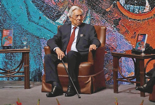 Vargas Llosa, presentando 'Tiempos Recios'. Vargas Llosa, presentando 'Tiempos Recios'.