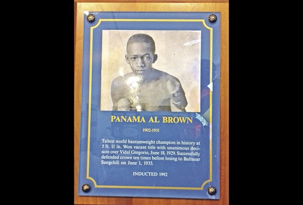 El 4 de octubre de 1930, el colonense Panamá Al Brown venció a Eugene Huat por decisión. El 4 de octubre de 1930, el colonense Panamá Al Brown venció a Eugene Huat por decisión.
