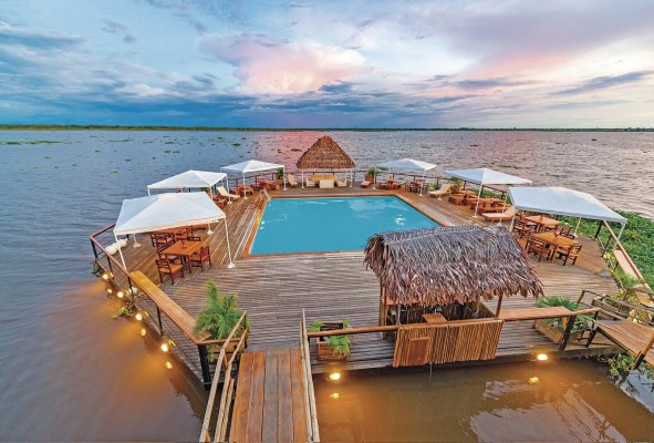 Piscina flotando en el río Amazonas en Iquitos, Perú. Piscina flotando en el río Amazonas en Iquitos, Perú.