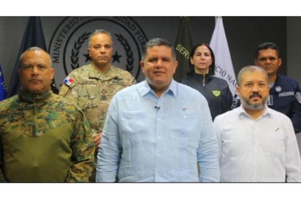 El ministro Juan Manuel Pino junto a los directores de los diversos estamentos de la Fuerza Pública. El ministro Juan Manuel Pino junto a los directores de los diversos estamentos de la Fuerza Pública.