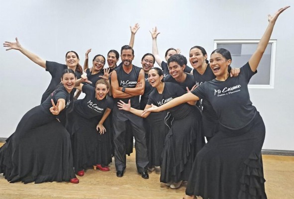 Elenco de 'Mi Carmen, pasión y flamenco' durante el ensayo. Elenco de 'Mi Carmen, pasión y flamenco' durante el ensayo.