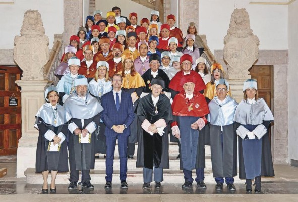 Acto de investidura de doctores honoris causa por la Universidad Internacional de La Rioja a los directores de las Academias de la Lengua. Acto de investidura de doctores honoris causa por la Universidad Internacional de La Rioja a los directores de las Academias de la Lengua.