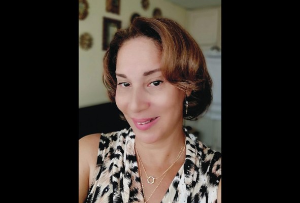 Camarena cuenta con estudios superiores en Panamá y España. Camarena cuenta con estudios superiores en Panamá y España.