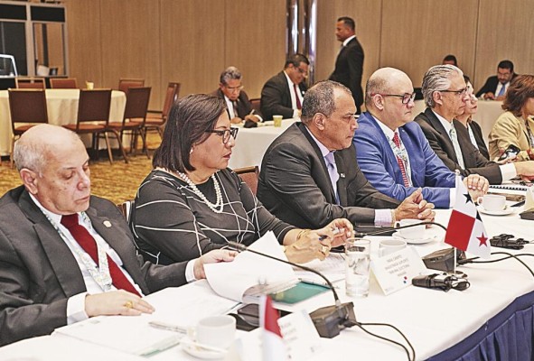 Alfredo Juncá habló en el Congreso de la Asociación de Organismos Electorales. Alfredo Juncá habló en el Congreso de la Asociación de Organismos Electorales.