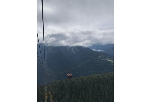Las montañas en Whistler se unen por una góndola. Las montañas en Whistler se unen por una góndola.