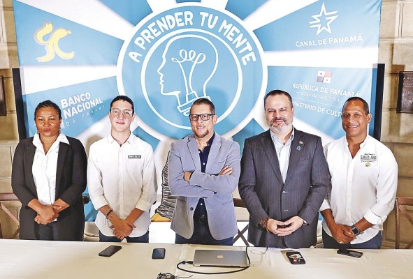 Los encargados de ejecutar el proyecto que beneficiará a comunidades locales con murales educativos. Los encargados de ejecutar el proyecto que beneficiará a comunidades locales con murales educativos.