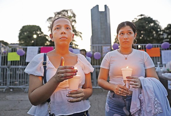 Se realizó una vigilia frente a la Asamblea para exigir respuestas. Se realizó una vigilia frente a la Asamblea para exigir respuestas.