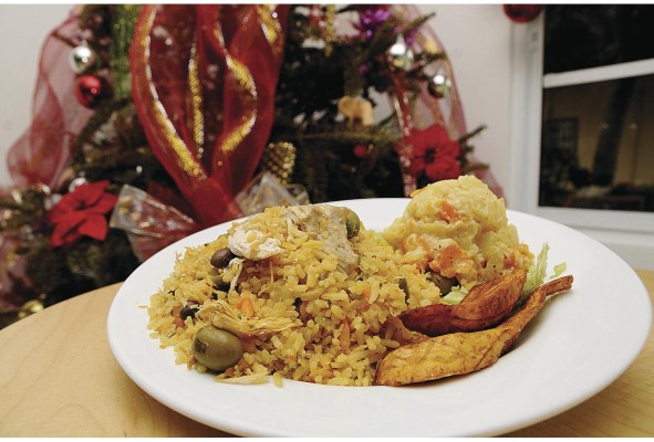 Arroz con pollo, ensalada de papas y tajadas, un plato tradicional en Panamá. Arroz con pollo, ensalada de papas y tajadas, un plato tradicional en Panamá.