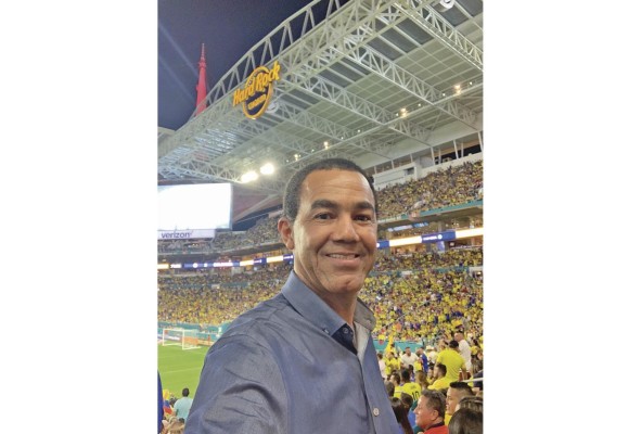 Sueño americano. LLegó en 1983 a los Estados Unidos, de ser portero en un edificio pasó a representar los intereses deportivos de unos 150 atletas de 27 países. Sueño americano. LLegó en 1983 a los Estados Unidos, de ser portero en un edificio pasó a representar los intereses deportivos de unos 150 atletas de 27 países.