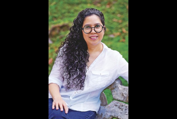 La escritora Lucy Chau La escritora Lucy Chau