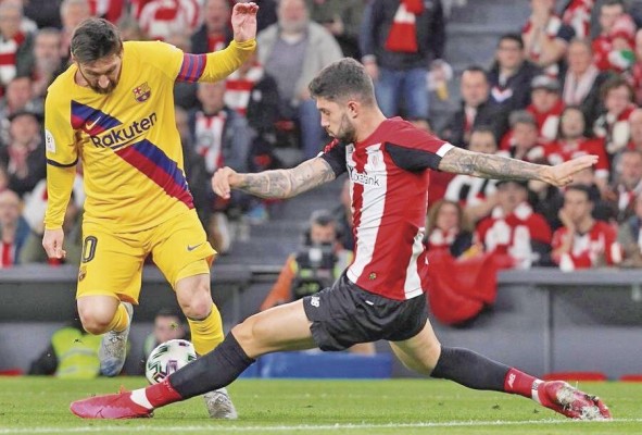 Leo Messi lucha con Unai Núñez durante el partido de cuartos de final del torneo. Leo Messi lucha con Unai Núñez durante el partido de cuartos de final del torneo.
