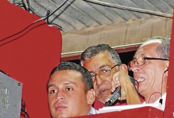 Arturo Céspedes (Der.) apretujado en una cabina con Enrique 'Kiko' Serracín y el exgrandes ligas Carlos 'Calicho' Ruiz. Arturo Céspedes (Der.) apretujado en una cabina con Enrique 'Kiko' Serracín y el exgrandes ligas Carlos 'Calicho' Ruiz.
