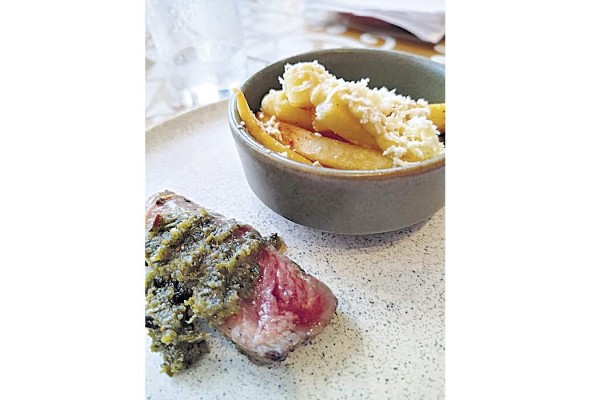 Angus argentino con papas con hummus y queso. Angus argentino con papas con hummus y queso.