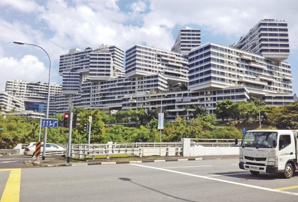 The Interlace, edificio multifamiliar diseñado por la oficina de arquitectura OMA está ubicado en un sitio elevado de ocho hectáreas, en medio de las verdes cordilleras del sur de Singapur. El desarrollo tiene 1,040 unidades de apartamentos de diferentes tamaños con amplios espacios al aire libre y jardines. The Interlace, edificio multifamiliar diseñado por la oficina de arquitectura OMA está ubicado en un sitio elevado de ocho hectáreas, en medio de las verdes cordilleras del sur de Singapur. El desarrollo tiene 1,040 unidades de apartamentos de diferentes tamaños con amplios espacios al aire libre y jardines.