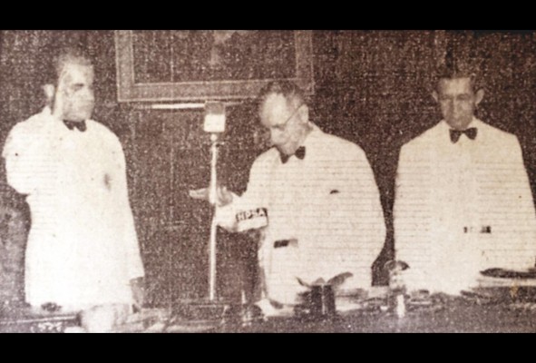 Marzo de 1946. El presidente provisional de la República, Enrique A. Jiménez, jura la nueva Constitución ante el presidente de la Asamblea Constituyente, Rosendo Jurado, y el presidente de la Corte Suprema de Justicia, magistrado Benito Reyes Testa. Marzo de 1946. El presidente provisional de la República, Enrique A. Jiménez, jura la nueva Constitución ante el presidente de la Asamblea Constituyente, Rosendo Jurado, y el presidente de la Corte Suprema de Justicia, magistrado Benito Reyes Testa.