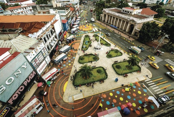 La plaza Cinco de Mayor es una evidencia de la evolución urbanística, que combina la modernidad con un sitio clave histórico. La plaza Cinco de Mayor es una evidencia de la evolución urbanística, que combina la modernidad con un sitio clave histórico.
