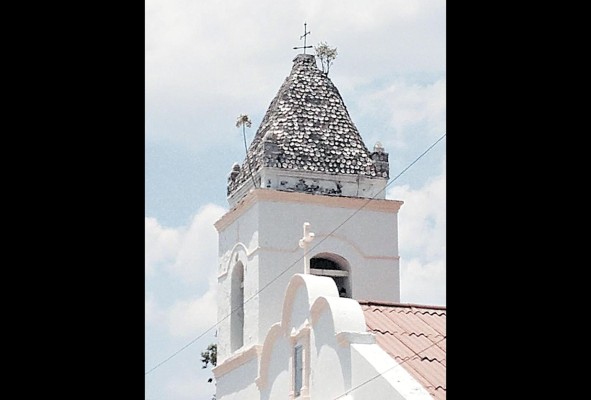 Campanario decorado con conchas de nácar Campanario decorado con conchas de nácar