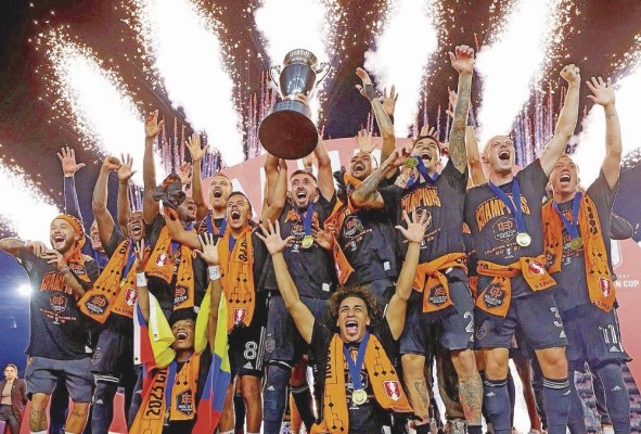 Adalberto Carrasquilla celebra el título de la US Open Cup 2023. Adalberto Carrasquilla celebra el título de la US Open Cup 2023.