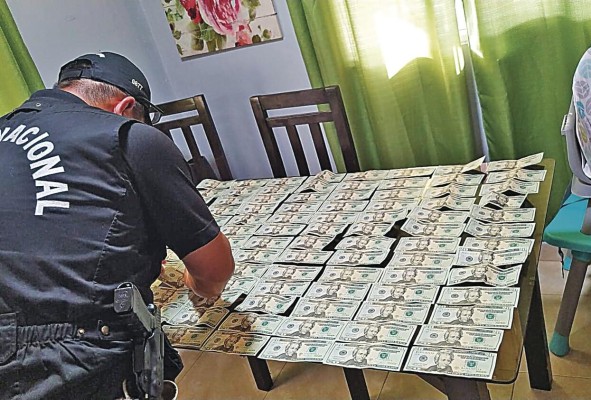 En el allanamiento también se confiscó dinero en efectivo. En el allanamiento también se confiscó dinero en efectivo.