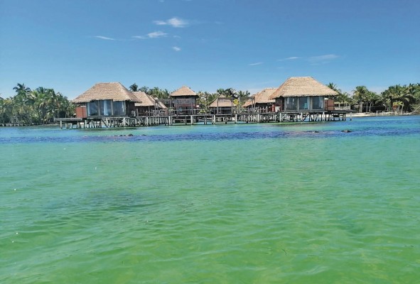 En Bocas de Toro, algo muy característico son los restaurantes sobre el mar, lo que le da un toque perfecto. En Bocas de Toro, algo muy característico son los restaurantes sobre el mar, lo que le da un toque perfecto.